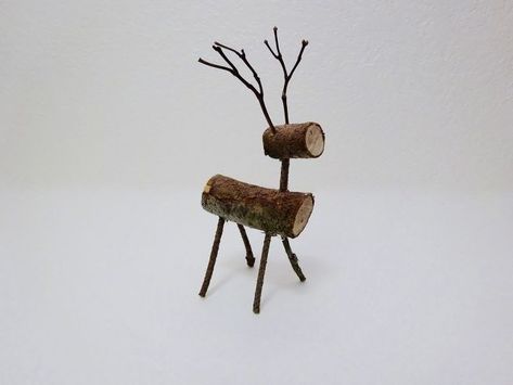 Stick Reindeer, Natural Holiday Decor, Shabby Chic Diy Projects, Basket Makeover, Diy Christmas Lights, Free Christmas Gifts, Wooden Reindeer, Beads Candy, Alternative Christmas Tree