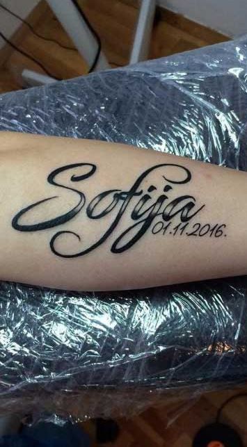 Name Tattoos Designs, Tattoo Name Ideas, Forearm Name Tattoos, Tattoo Leo, Daughters Name Tattoo, Tattoo Bar, Name Tattoo Ideas, Kid Name Tattoo, Baby Name Tattoos