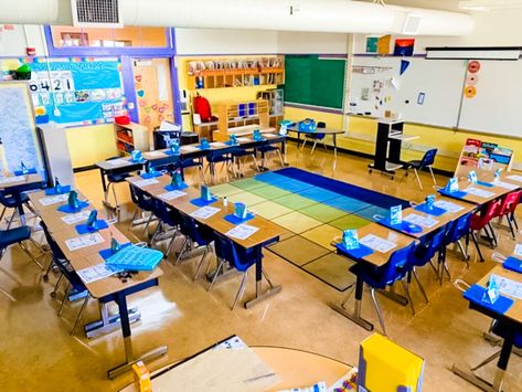 Classroom Desk Ideas, Student Desks Arrangement, Desk Arrangement Ideas, Classroom Seating Arrangements Desks, Classroom Desk Arrangement, Kindergarten Tables, Class Layout, Classroom Desks, Seating Chart Classroom