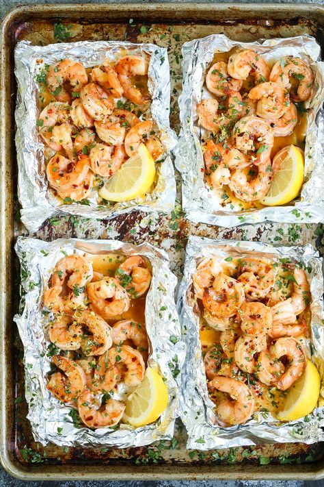 Shrimp Scampi Foil Packets - Everyone's favorite shrimp scampi without any of the fuss in these easy-to-assemble foil pouches! Prep ahead of time too!!! Shrimp Scampi Foil Packets, Foil Pack Dinners, Foil Packet Dinners, Foil Pack Meals, Foil Dinners, Foil Packet Meals, Foil Packet, Scampi Recipe, Foil Packets