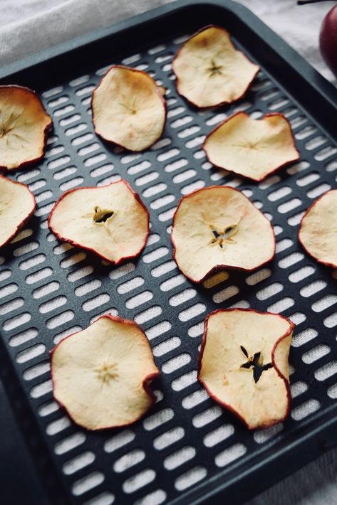 Air Fryer Recipes Apple, Apples In Air Fryer, Dehydrated Apple Chips, Air Fryer Apple Chips, Chips In The Air Fryer, Dehydrator Recipes Fruit, Frying Recipes, Dehydrated Apples, Air Fryer Oven Recipes