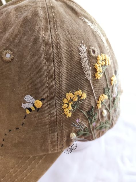 Hand Embroidery Wild Flower and Bee Baseball Cap Khaki Color - Etsy Vietnam Hat Flower Embroidery, How To Embroider Hats Baseball Caps, Floral Hat Embroidery, Embroider Hat Diy, Hat Hand Embroidery, Hand Embroidery Cap, Machine Embroidery On Clothes, Embroidery On Baseball Caps, Ball Cap Embroidery Ideas