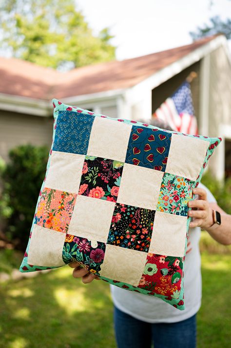 Patchwork Cushion Covers Ideas Patterns, Patchwork Cushion Pattern, Quilted Pillow Covers Free Pattern Tutorials, Quilted Cushion Covers Ideas, Quilt Pillow Pattern Simple, Quilt Block Pillow Cover, Free Quilted Pillow Patterns, Easy Quilt Pillow Patterns, Quilted Pillow Shams Diy