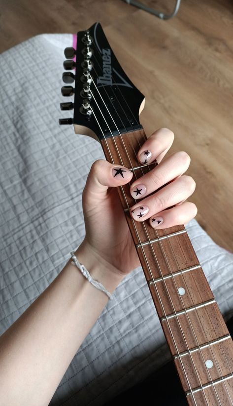 Guitarist Nails Ideas, Short Guitar Nails, Guitar Friendly Nails, Guitar Nails Design, Short Rockstar Nails, Short Nails For Guitar Players, Nails For Guitar Players, Black Nails 2024, Nail Star Designs