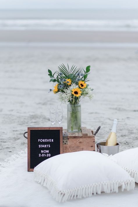 Beach Marriage, Proposal Setup, Proposal Ideas Beach, Wedding Proposal Ideas Engagement, Proposal Beach, Surprise Proposal Pictures, Outdoor Proposal, Cute Proposal Ideas, Marriage Proposal Ideas