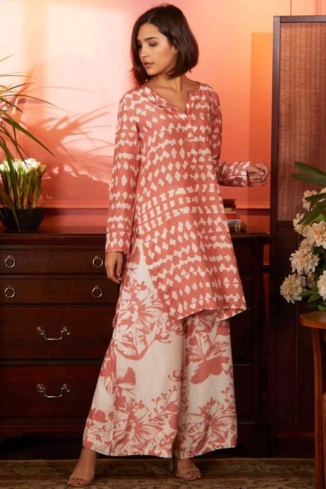 #ethnicwear #ethnic #traditional #traditionaldress #indianwear #suit #blouse #outfit #indianoutfit #outfitideas #stylingtips #stylingideas Designer Kurti Patterns, Casual Indian Fashion, Salwar Kamiz, Cotton Kurti Designs, Kurta Designs Women, Designer Dresses Casual, Dress Indian Style, Indian Designer Outfits, Indian Attire