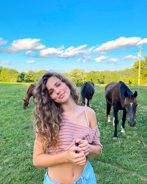 Brooke Bush Hair, Brooke Bush, Crazy Curly Hair, Girls With Dimples, Ash Hair Color, Sore Eyes, Journal Aesthetic, Pretty Eyes, Girl Crushes