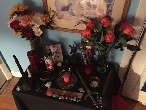 Dark Feminine Altar, Lilith Altar Ideas, Occultist Art, Altar Ideas Witchcraft, Lady Freyja, Lucifer Altar, Morrigan Altar, Luciferian Witchcraft, Lilith Altar