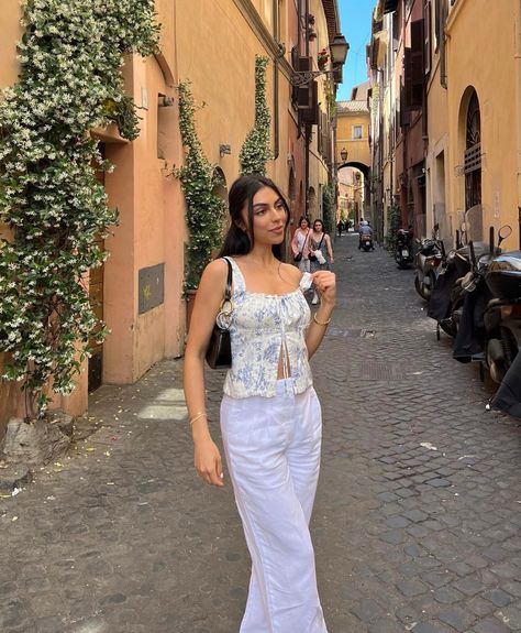 @mobinapeiman on ig Lisbon Street Style, Lebanon Outfits, Cute Pants Outfits, Italy Outfits, Latina Fashion, Cute Pants, Street Style Summer, Style Summer, Wearing Clothes