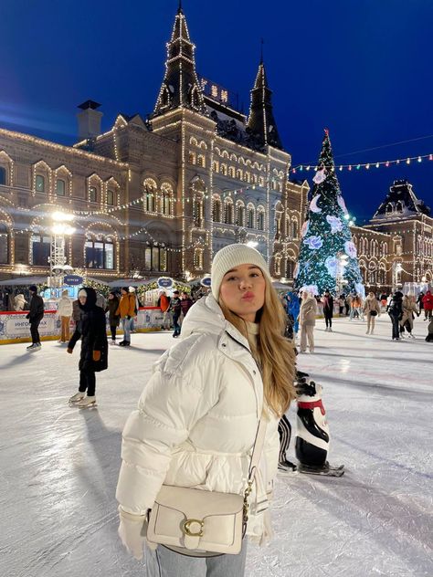 Russia Winter Outfit, Oslo Photo Ideas, Vienna Winter Outfit, Very Cold Winter Outfits Snow, Hungary Winter, Christmas Fashion Outfits, Amsterdam Outfit, Russia Winter, Winter Style Guide