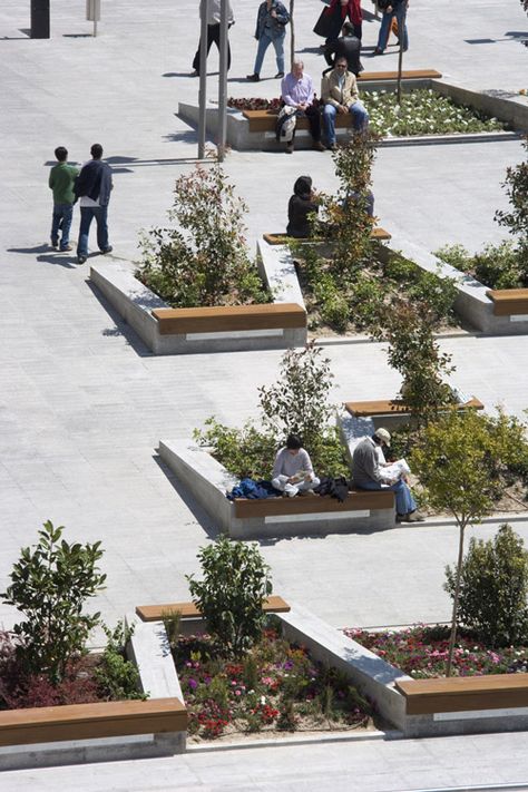 Seat wall. Plaza de Santo Domingo by Mariñas Arquitectos Asociados. Plaza Design, Wood Seating, Urban Landscape Design, Public Space Design, Landscape And Urbanism, Landscape Architecture Design, Urban Park, Landscaping Supplies, Concrete Wood