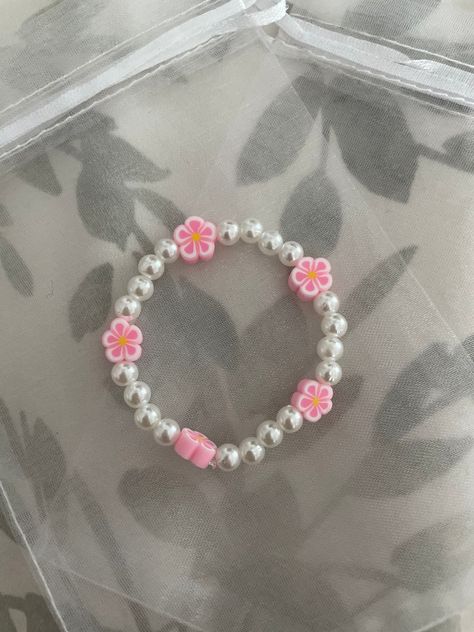 Pink Bracelet Ideas, Bead Aesthetic, Pearl Bracelet Ideas, Bean Bracelet, Pulseras Ideas, Pulseras Aesthetic, Ideas Pulseras, Girly Bracelets, Flowers And Pearls