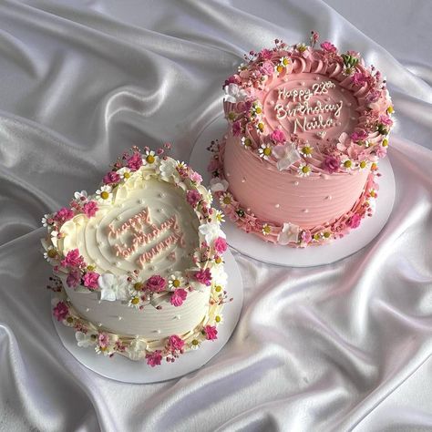 Birthday 28, Birthday 17, 22nd Birthday Cakes, Stunning Cakes, 20 Birthday Cake, Birthday Cake Decorating Ideas, Vintage Birthday Cakes, 21st Cake, Sweet 16 Birthday Cake