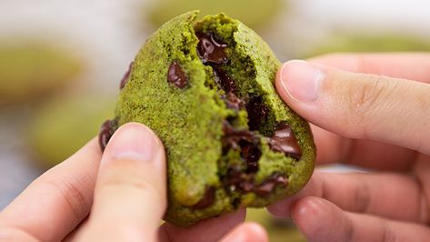 Matcha Chocolate Chip Cookies, Mochi Chocolate, Soft Chocolate Chip Cookie, Matcha Collagen, Matcha Mochi, Zinc Rich Foods, Butter Mochi, Mochi Recipe, Matcha Cookies