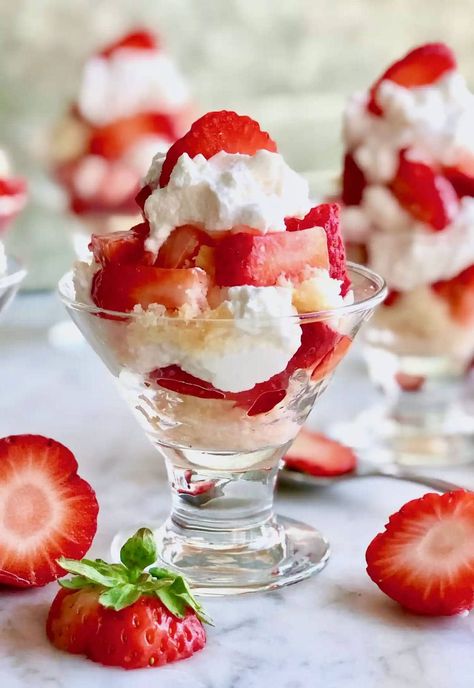 Mini Strawberry Shortcakes are individual trifles made in little glasses that pack a big punch! They have tons of flavor from fresh strawberries, real whipped cream, and sweet vanilla pound cake. Mini Strawberry Shortcake, Strawberries Cake, Strawberry Shortcakes, Strawberry Shortcake Recipes, Shortcake Recipe, Dessert Simple, Layered Desserts, Homemade Whipped Cream, Strawberry Desserts