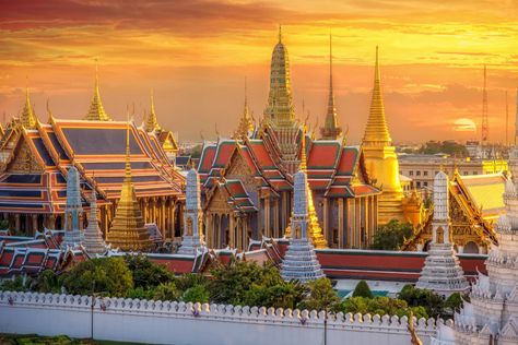 Grand Palace Bangkok, Thailand Guide, Grand Palace, Bangkok Travel, Country Holiday, Famous Buildings, Landscape Pictures, Krabi, Pattaya