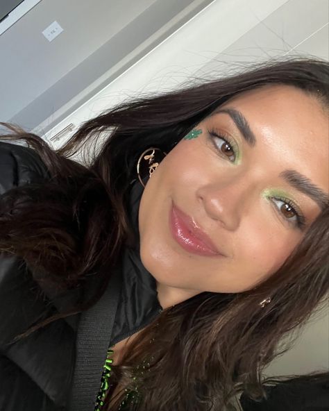 Green Eye Shadow Looks For Brown Eyes, Green Eye Makeup On Brown Eyes, Brown Eye Green Makeup, Simple St Pattys Day Makeup, Green Make Up For Brown Eyes, Green Eye Makeup Looks Simple, Green Make Up Brown Eyes, Simple Green Makeup Looks For Brown Eyes, Green Simple Eye Makeup