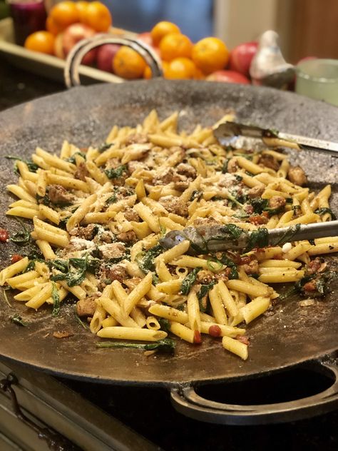 Simple ingredients - chicken, tomatoes, spinach - make an easy, delicious pasta toss Disco Recipes, Disc Recipes, Chicken Tomatoes, Easy Dinners For Two, Wok Recipes, Rib Sauce, Chicken Rice Recipes, Wok Cooking, Recipe Pasta