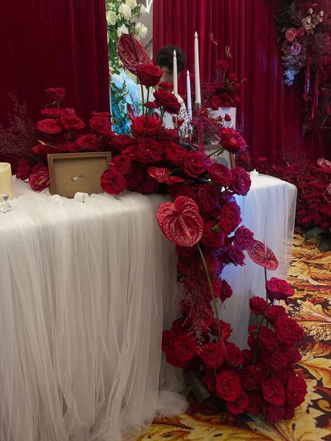 Wedding Ideas Red, Red Table Decorations, Birthday 28, Red Events, 15 Year Wedding Anniversary, Engagement Party Themes, Tropical Wedding Decor, Wedding Content, Red And White Weddings