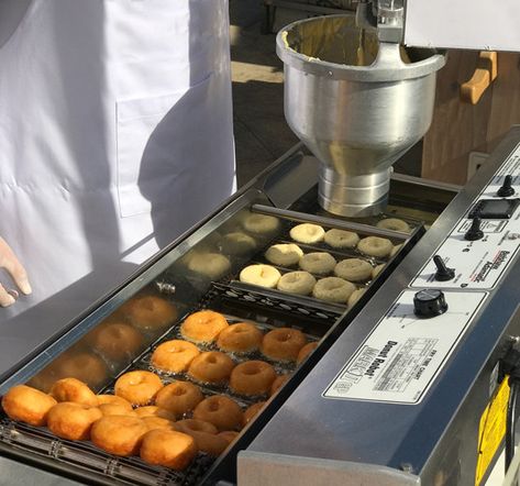 Donut Robot® Mark II GP automatic mini donut machine (Mark 2 GP) | Belshaw Donut Truck Ideas, Mini Donut Food Truck, Donut Trailer, Donut Food Truck, Donut Maker Machine, Donut Truck, Donuts Shop, Greek Donuts, Donut Machine