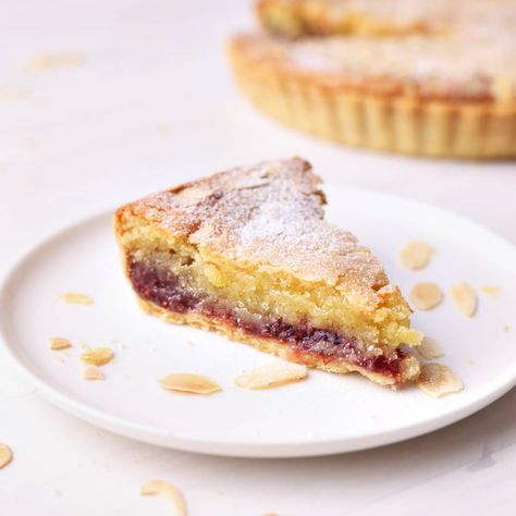 This classic Bakewell tart recipe consists of sweet almond frangipane and raspberry jam inside a shortcrust pastry shell. Easy and delicious. Mini Frangipane Tarts, Shortcrust Pastry Desserts, Bonni Bakery, Sweet Shortcrust Pastry Recipe, Hobbit Feast, Bakewell Tart Recipe, Tart Raspberry, Almond Frangipane, Banoffee Pie Recipe