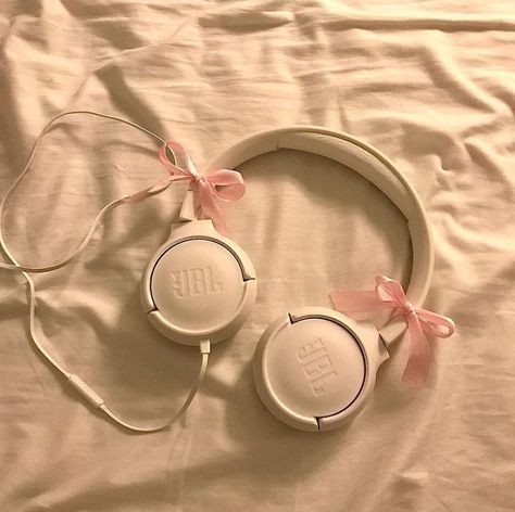 Headphone Decoration, Aesthetic Era, Jbl Headphones, Cute Headphones, Girls Rooms, White Headphones, Fluffy Animals, Pattern Case, Animals Images