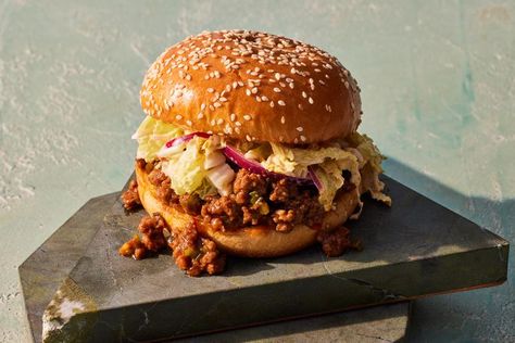 Ground Beef Bulgogi Sloppy Joes with Fiery Napa Slaw Ground Beef Bulgogi, Spicy Cabbage, Best Ground Beef Recipes, Types Of Sandwiches, Recipes Meat, Korean Barbecue, Bulgogi Beef, Fried Chicken Sandwich, Sloppy Joe