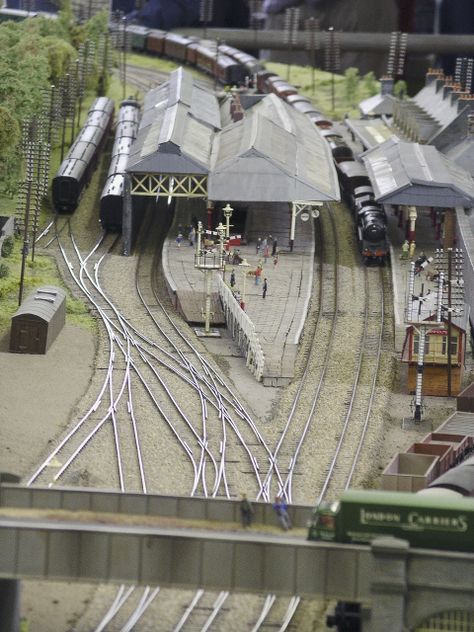 Model Train Station, N Gauge Model Railway, Ho Train Layouts, Model Train Table, Rail Station, Ho Scale Train Layout, N Scale Model Trains, Ho Model Trains, Model Railway Track Plans