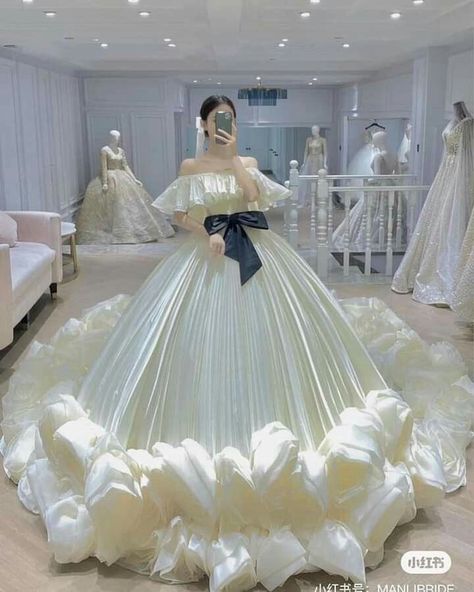 Extravagant Wedding Dresses, Wedding Event Dresses, Clothing Reference, Ethereal Dress, Pretty Quinceanera Dresses, Sparkle Wedding Dress, Princess Ball Gowns, Fantasy Gowns, Pretty Prom Dresses