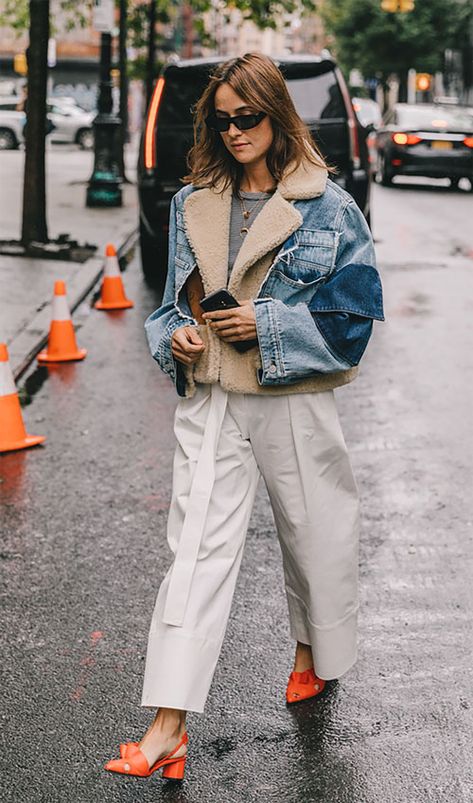 bragging whites Street Style New York, Autumn Jacket Women, Looks Street Style, Mode Inspo, Fashion Week Street Style, Looks Style, Mode Inspiration, White Pants, Street Style Outfit