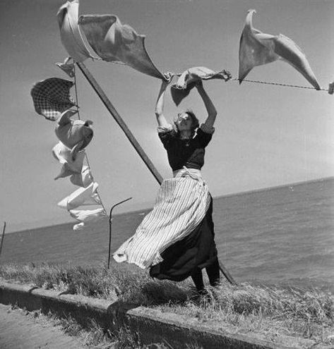 Henk Holanker Volendam Holand Paesi Bassi 1947 | Elena Arena | Flickr Andre Kertesz, Foto Art, Kites, Jolie Photo, Black White Photos, Bw Photo, 인물 사진, Clothes Line, Vintage Photographs