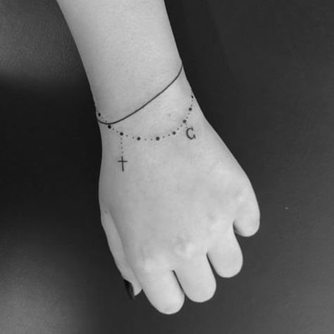 Small Tattoos On Wrist, Tattoos Pulseras, Charm Bracelet Tattoo, Tattoos On Wrist, Wrist Bracelet Tattoo, Bracelet Tattoo, Anklet Tattoos, Small Wrist Tattoos, Tattoo Bracelet