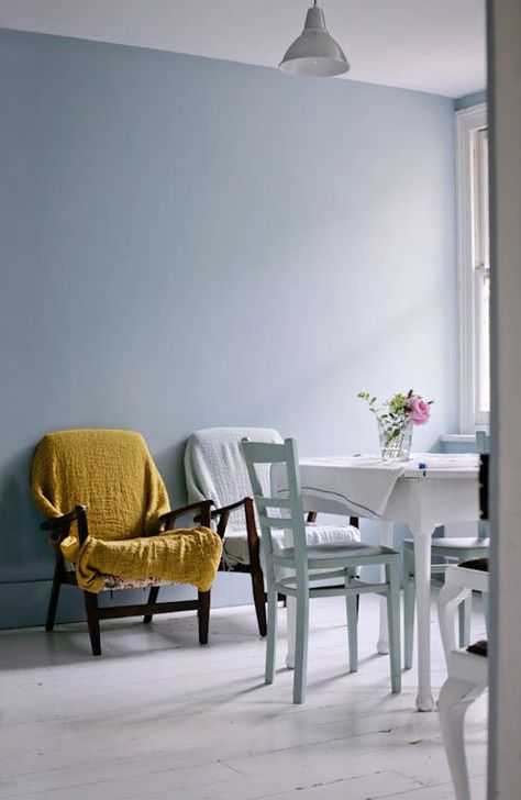 Modern Country Style: Farrow and Ball Parma Gray: Colour Study Click through for details. Parma Grey, Parma Gray, Farrow Bal, Blue Gray Bedroom, Blue Grey Walls, Modern Country Style, Farmhouse Side Table, Farrow And Ball, Yellow Bedroom