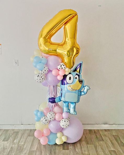 Bluey Balloons Arrangement 🐶💙 Weeks ago I finally had the opportunity to create a design with the popular Bluey theme in pastel colors… | Instagram Bluey Balloon Decor, Bluey Balloon Bouquets, Bluey Birthday Centerpieces Diy, Bluey Birthday Balloons, Bluey Balloon Garland Ideas, Bluey Themed Party, Twin Birthday Themes, Fiesta Bluey, Kids Birthday Party Cake