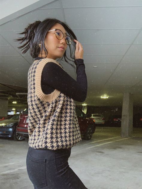 Sweater vest outfit. Black skinny jeans with retro sweater vest. Oversized sweater vest. Downtown Sweater, Aesthetic 80s, Grunge Fits, Sweater Vest Outfit, Estilo Indie, Grunge Fairycore, Vest Outfit, Oversize Sweater, Earthy Outfits