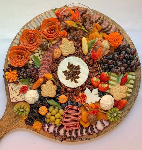 Fall Charcuterie Board Ideas, Fall Charcuterie Board, Fall Charcuterie, Charcuterie Appetizers, Thanksgiving Snacks, Charcuterie Gifts, Charcuterie Board Ideas, Easy Lunch Ideas, Charcuterie Inspiration