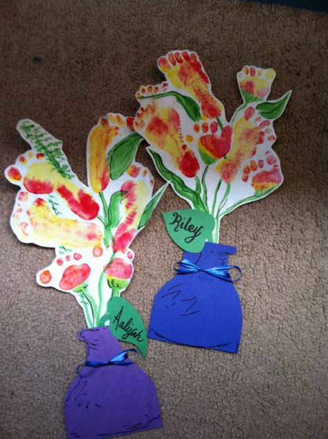 Infant footprint bouquet for grandparents day! Grandparents Day Art For Infants, Flower Infant Art, Infant Flower Art, Infant Spring Activities, Gardening Crafts For Infants, Spring Footprint Art For Infants, Mother Day Crafts For Infants, Infant Spring Art, Spring Activities For Infants