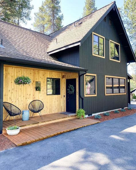 Sherwin-Williams on Instagram: “Do you secretly dream of painting your home a dark color? 🖤 Swipe to see the amazing before/after photos of @girlandgrey's beautiful…” Log Cabin Exterior, Mountain Vibes, Cabin Exterior, Pintura Exterior, Modern Mountain, Home Exterior, House Paint Exterior, Cabin Life, Exterior Paint Colors