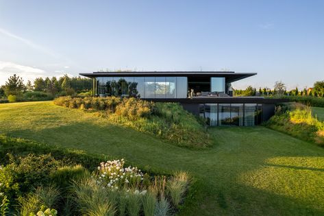 Slope House Design, House On Slope, Villa Am Meer, Modern Glass House, Home Works, Slope House, Studio Architecture, Studios Architecture, House On A Hill