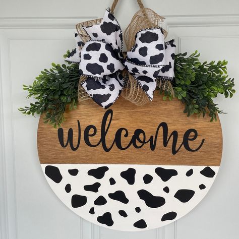 Welcome Wooden Round Door Hanger, Cow Print with Bow, Country Farmhouse Sign, Sizes, Gifts Ideas For Birthday Wooden Door Signs, Halloween Wood Crafts, Door Signs Diy, Round Door, Farmhouse Decoration, Door Wreaths Diy, Wooden Door Hangers, Cow Pattern, Diy Farmhouse Decor