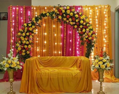 Dolki Night Decor, Mehendi Ceremony Decorations, Nikah Decorations, Mehandi Decorations At Home, Mehndi Decor At Home, Mehndi Decoration Ideas At Home, Mehndi Stage Decor, Mehndi Decoration Ideas, Mehndi Decoration