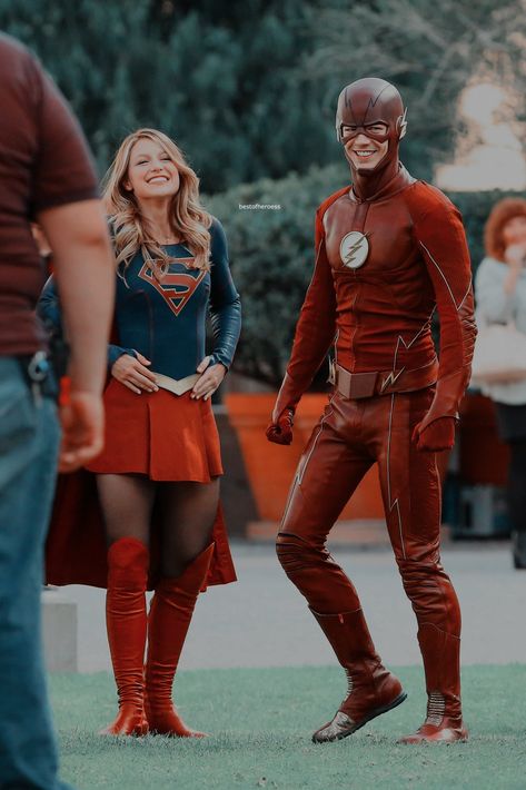 Barry And Kara, The Flash And Supergirl, Flash Funny, Flash Costume, Flash Comics, Flash Barry Allen, Supergirl Tv, Kara Danvers Supergirl, Melissa Supergirl