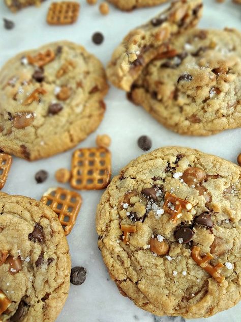 Sweet & Salty Kitchen Sink Cookies {Panera Copycat} Kitchen Sink Cookies Panera, Kitchen Sink Cookies Recipe, Panera Recipes, Panera Copycat, Sink Cookies, Food Specials, Kitchen Sink Cookies, Pretzel Treats, Bakers Table