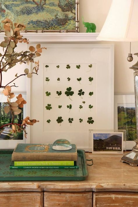 No, You Don't Need to Be Tacky to Decorate for St. Patrick's Day Diy St Patricks Day Decor, St Patricks Decorations, St Patricks Crafts, Pressed Flower Crafts, Fleurs Diy, St Patrick's Day Decorations, Barefoot Contessa, Saint Patties, St Patrick's Day Crafts