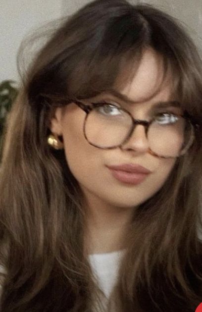 Brunette Glasses Aesthetic, Brown Hair Glasses, Brunette Glasses, Spectacles Women, Glasses For Round Faces, Glasses Aesthetic, Color Castaño, Brown Glasses, Round Face