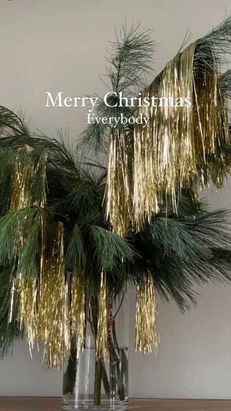 Pine Branches Decoration, Christmas Tree Tinsel Ideas, Tinsel Decorating Ideas, January Tablescapes, Julkransar Diy, Merry Christmas Everybody, Christmas Decor Inspiration, Christmas Interiors, Christmas Inspo