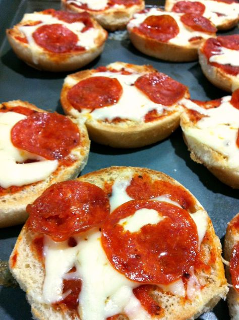 Pizza Buns - a quick and tasty lunch Pizza Buns, Fast Easy Dinner, Quick Pizza, Quick Bites, Easy Hamburger, Tasty Lunch, Hamburger Buns, Easy Pizza, Lunch To Go