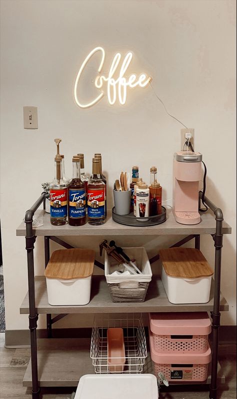 Coffee Bar Ideas Cart, College Coffee Bar, Coffee Bar Cart Ideas, College Bar Cart, College Girl Apartment, College Apartment Kitchen, Vibey Apartment, College Living Rooms, Girls Apartment