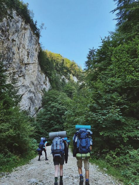 Mountain Hiking Aesthetic, Hiking Couple, Outdoorsy Couple, Aesthetic Hiking, Outdoor Aesthetic, Camping Aesthetic, Hiking Aesthetic, Aesthetic Couple, Adventure Aesthetic