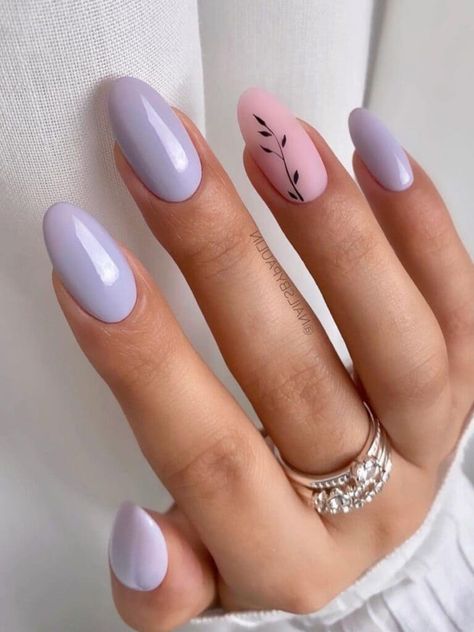 Round-shaped, mauve nails with a leaf accent Mauve Nail Polish, Bohemian Nails, Mauve Nails, Unghie Sfumate, Boho Nails, Lavender Nails, Subtle Nails, Purple Nail, Nails Wedding